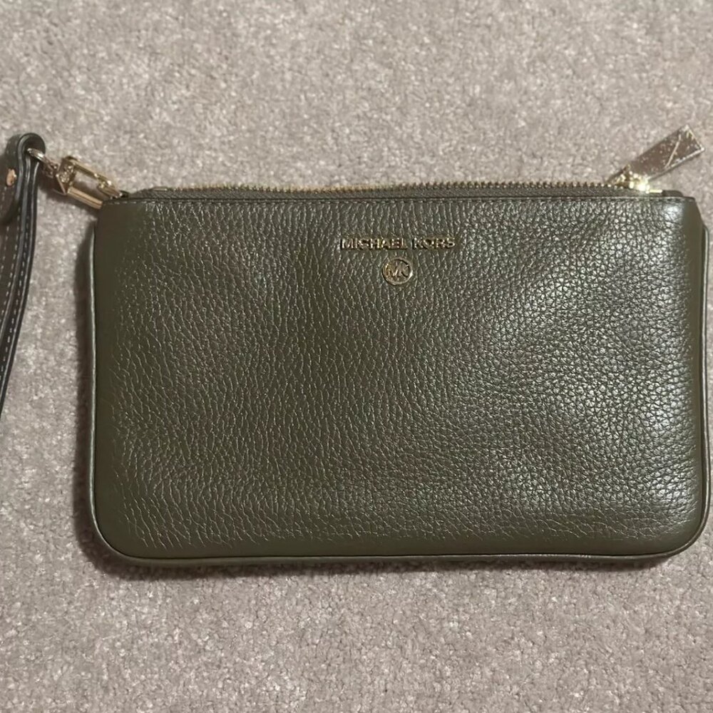 MICHAEL KORS Jet Set Charm Top-Zip Wristlet Light Olive Green